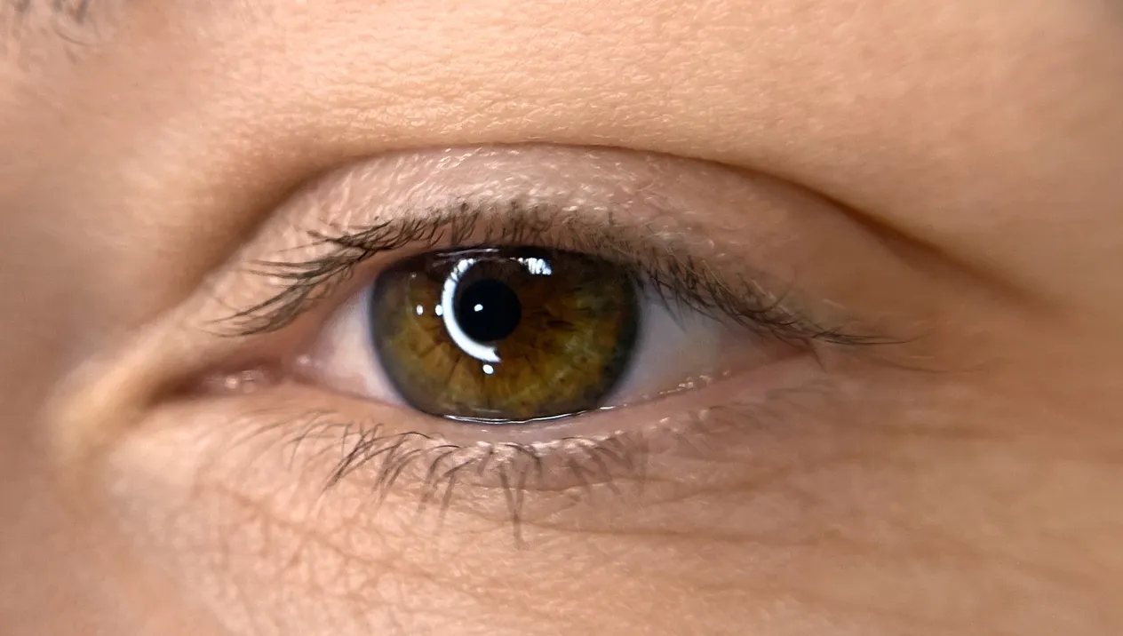 breezy_eyelinershaded_before2